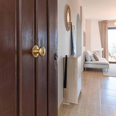 Apartment Prime Location! Few Minutes Walk To The Beach, Sports Club, Restaurants, Supermarkets And More! Sitio de Calahonda