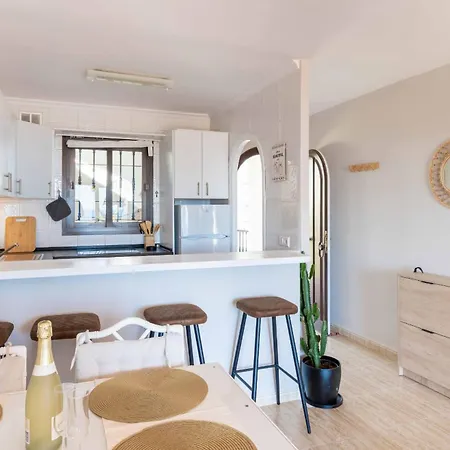 Prime Location! Few Minutes Walk To The Beach, Sports Club, Restaurants, Supermarkets And More! Sitio de Calahonda