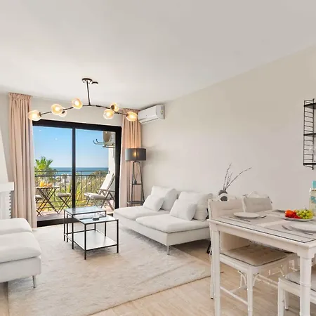 Prime Location! Few Minutes Walk To The Beach, Sports Club, Restaurants, Supermarkets And More! Sitio de Calahonda