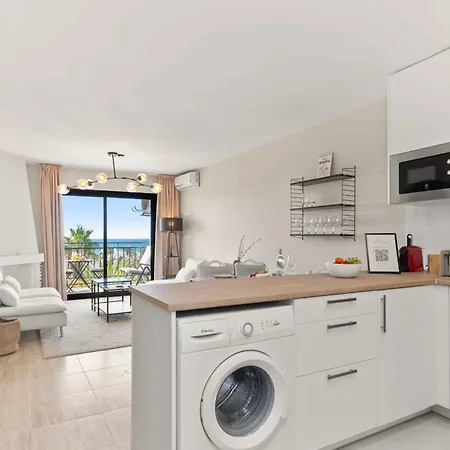 Appartement Prime Location! Few Minutes Walk To The Beach, Sports Club, Restaurants, Supermarkets And More!