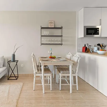 Prime Location! Few Minutes Walk To The Beach, Sports Club, Restaurants, Supermarkets And More! Appartement Sitio de Calahonda