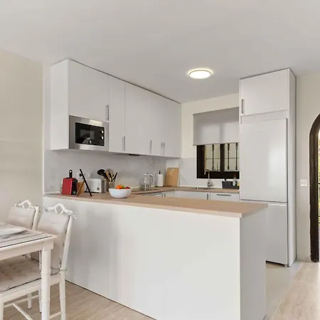 Prime Location! Few Minutes Walk To The Beach, Sports Club, Restaurants, Supermarkets And More! Sitio de Calahonda