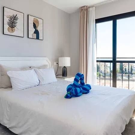 Prime Location! Few Minutes Walk To The Beach, Sports Club, Restaurants, Supermarkets And More! * Sitio de Calahonda