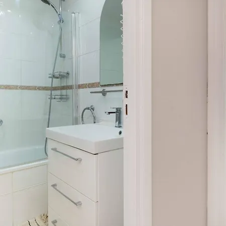 Prime Location! Few Minutes Walk To The Beach, Sports Club, Restaurants, Supermarkets And More! Sitio de Calahonda
